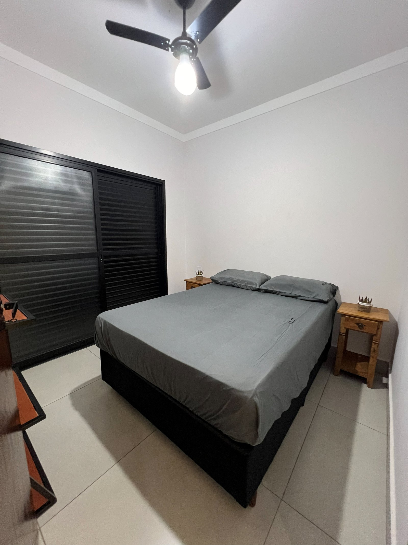 Quarto de casal com cama confortavel e ar condicionado