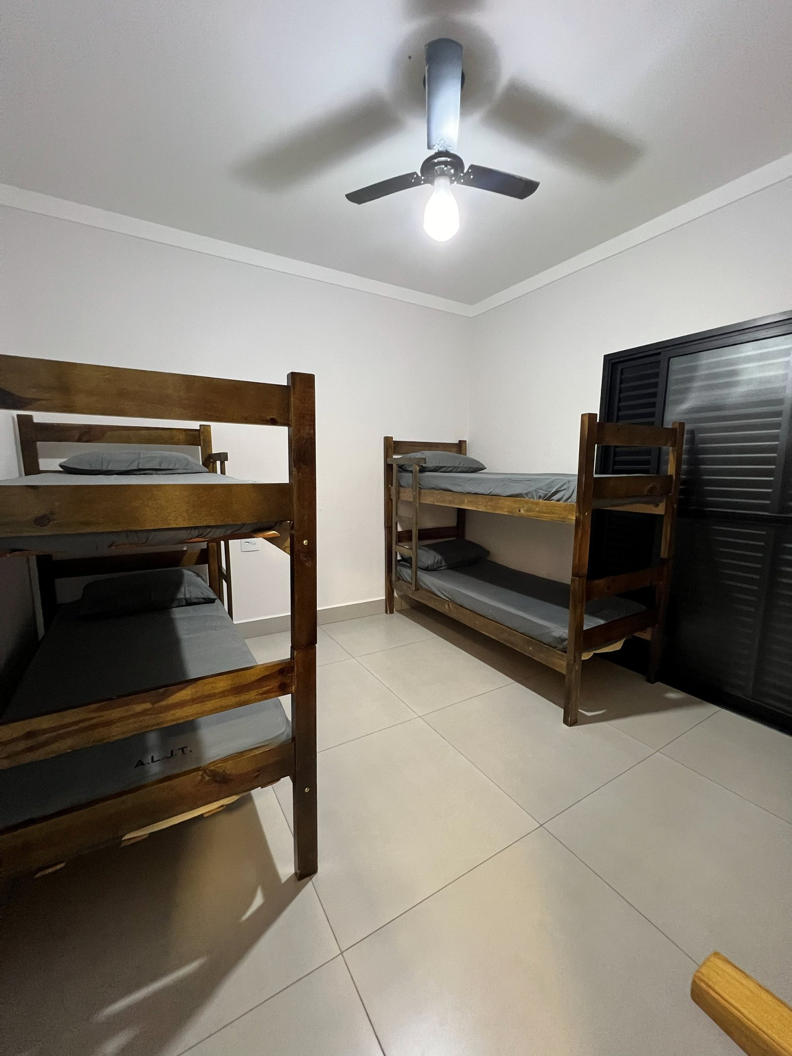 Quarto amplo mobiliado com beliches