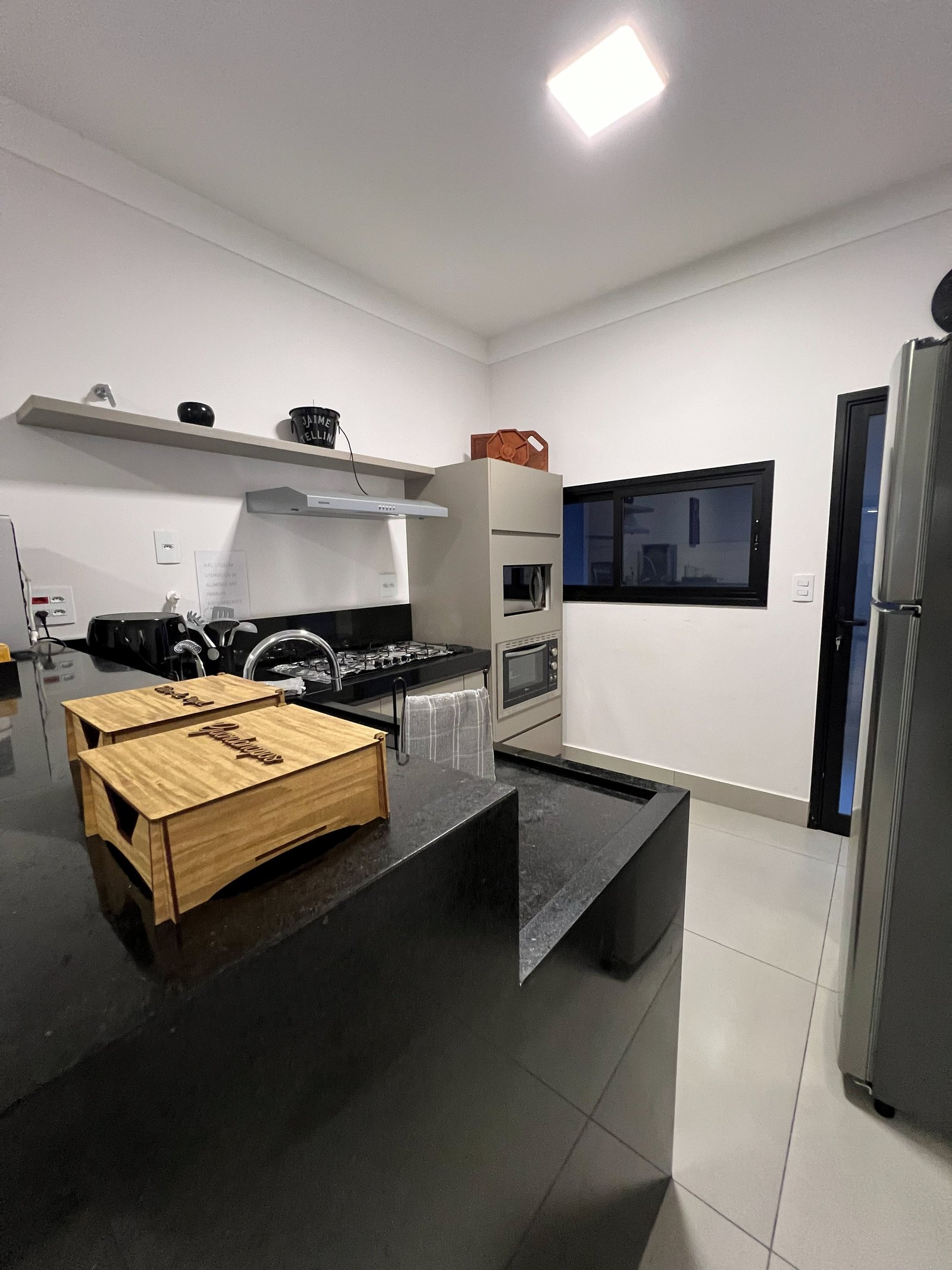 Detalhes da pia e armarios da cozinha de apoio