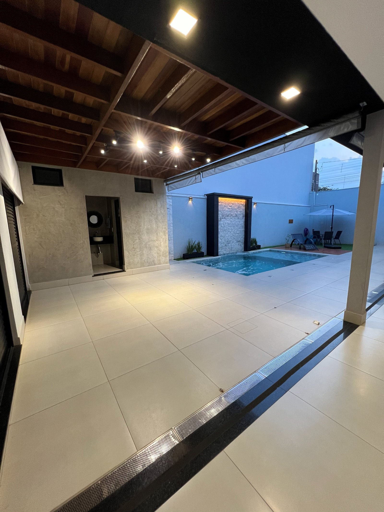 Iluminacao noturna na piscina aquecida com cascata